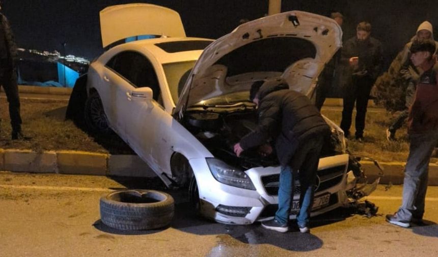 Van’da trafik kazası: Araç çarpışmanın etkisiyle kaldırıma çıktı