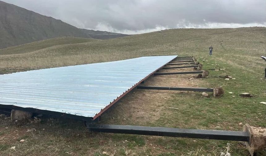 Van’da yapılan hayvan gölgelikleri rüzgâra dayanamadı!