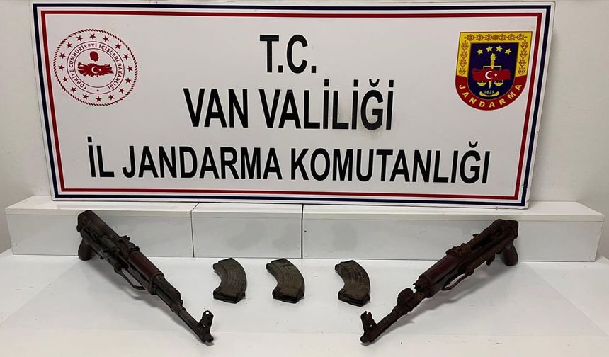 Başkale’de ruhsatsız silah operasyonu! Kalaşnikof tüfekler ele geçirildi