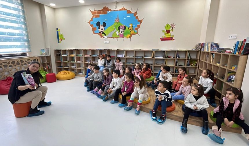 Van’da anaokulu öğrencileri kütüphanede masallarla buluştu