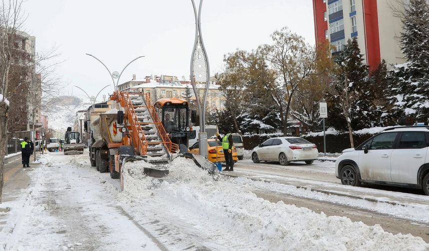 Van’da kar temizliği: 6 bin kilometrelik yol açıldı