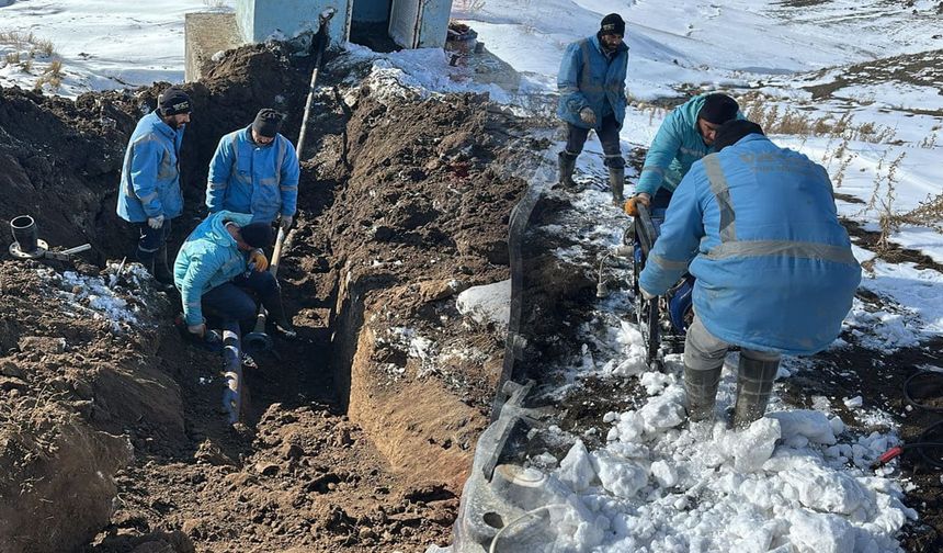 VASKİ Özalp’ta ana hattaki arızayı giderdi