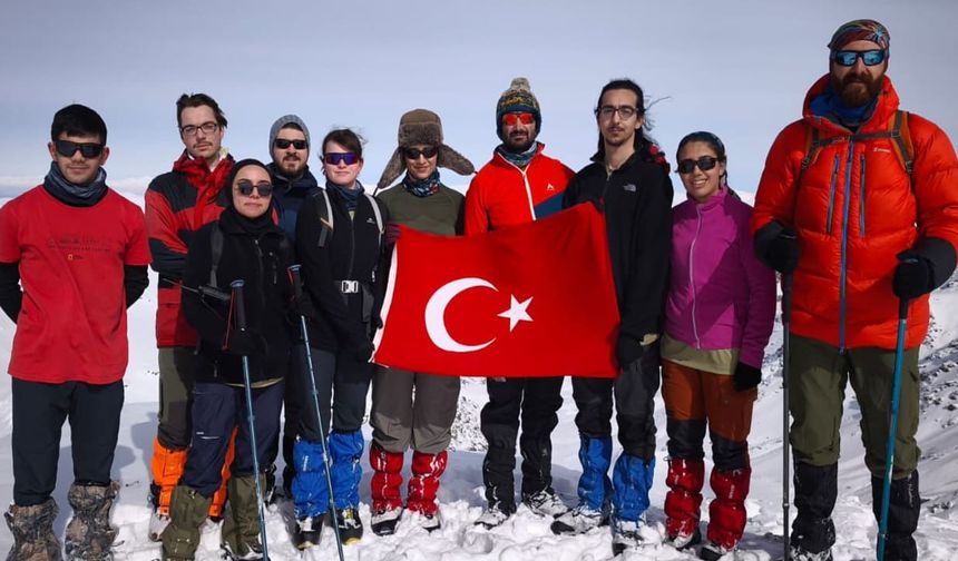 Depremde hayatını kaybedenler için Erek Dağı’na tırmandılar