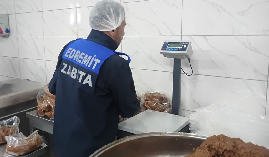 Edremit’te çiğ köfte işletmelerine Ramazan denetimi