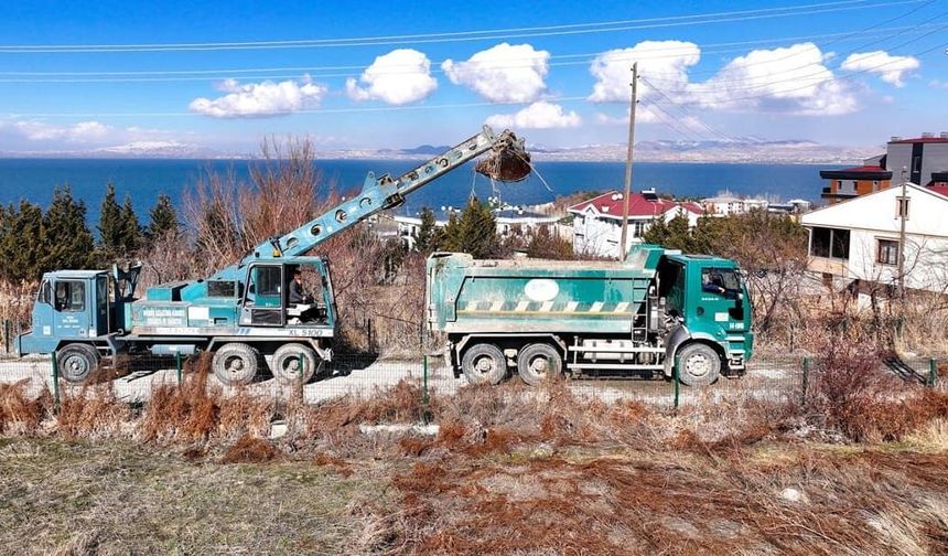 Edremit’te taşkın koruma çalışmaları sürüyor