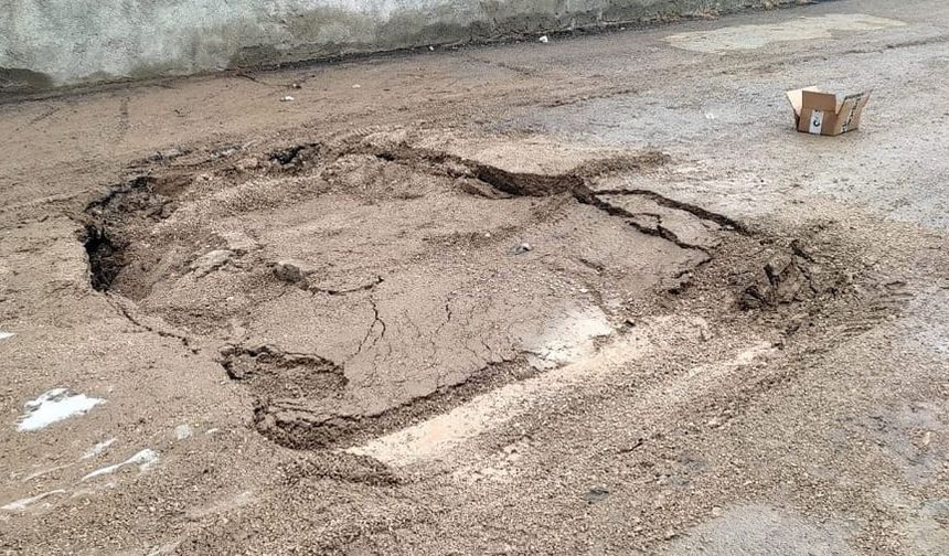 İpekyolu’nda çöken yol tehlike saçıyor