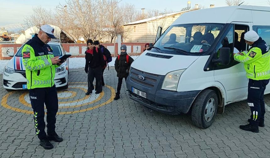 Jandarmadan Edremit’te okul servislerine sıkı denetim