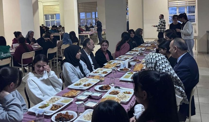 Müdür Çandıroğlu, öğrencilerle iftar yaptı