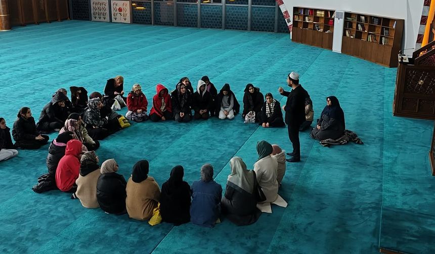 Tuşba’da gençler teravihte buluştu!