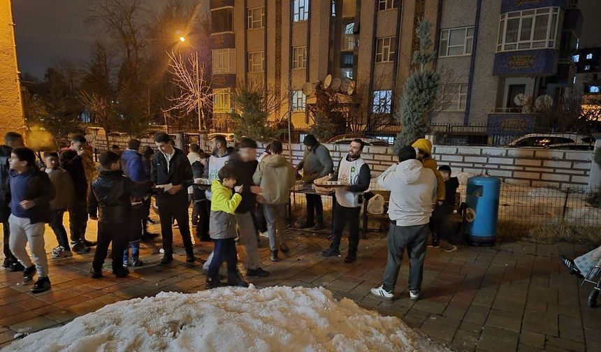 Van Hür Gençlik’ten kandilde anlamlı ikram