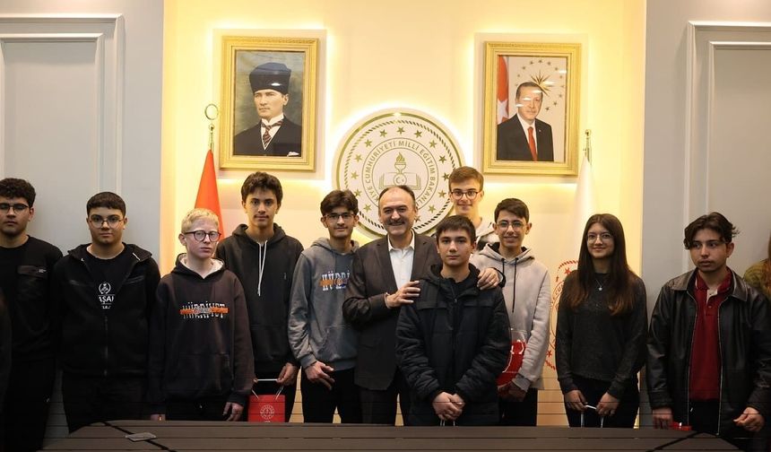 Van Milli Eğitim Müdürü Çandıroğlu’ndan dereceye giren öğrencilere hediye