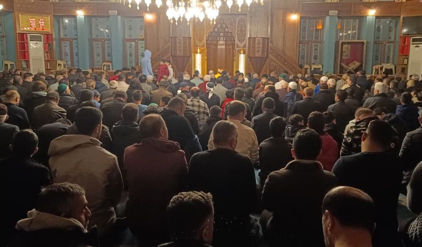 Van'da ilk teravih namazında camiler doldu!