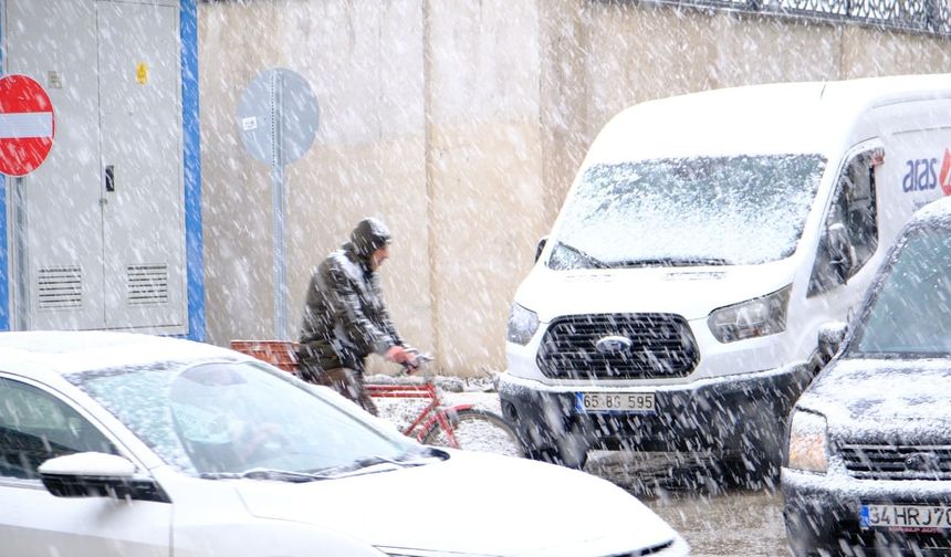 Van’da kar yağışı geri döndü, kent yeniden beyaza büründü