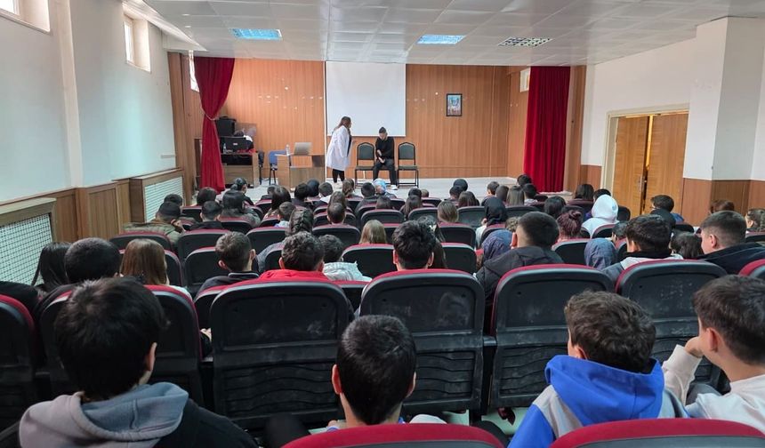 Van’da öğrenciler bağımlılığa sahne üzerinden “dur” dedi