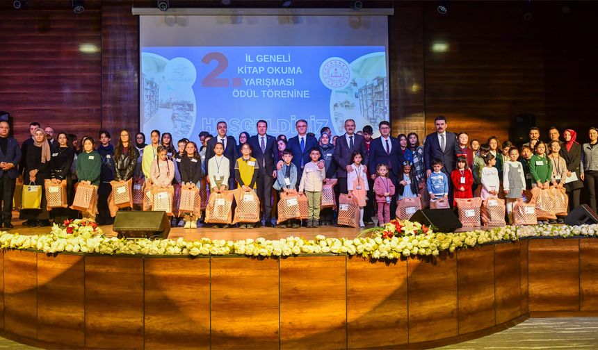 Van’da okuma yarışmasında dereceye giren öğrenciler ödüllendirildi