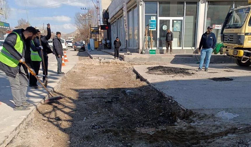 Van’da yol ve kaldırım onarımı çalışması!