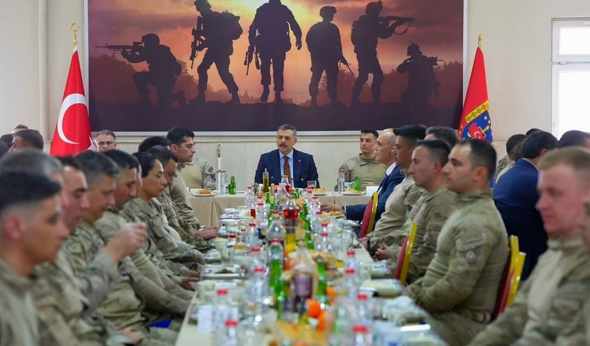 Bakan Çiftçi Van'da Jandarma ile bayramlaştı