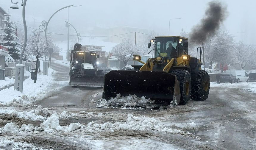 Başkale’de karla mücadele çalışmaları sürüyor