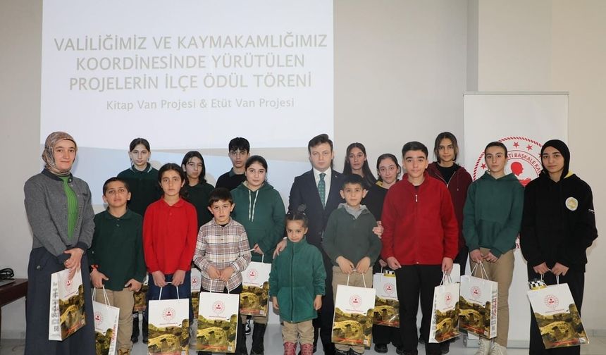 Başkale’de öğrenciler ödüllerini aldı