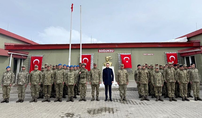 Çaldıran’da Mehmetçik, Jandarma ve Polis ekiplerine bayram ziyareti