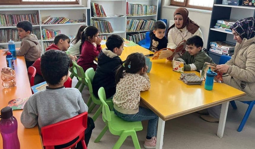 Edremit’te minikler kütüphanede masallarla buluştu