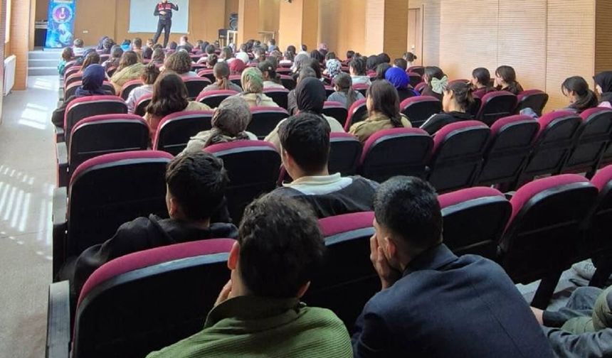 Jandarmadan lise öğrencilerine siber farkındalık eğitimi