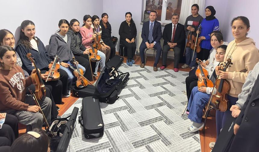 Kaymakamı Bakan’dan keman kursuna ziyaret