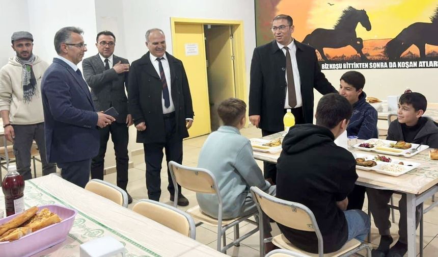 Müdür Nurses, Edremitli öğrencilerle iftarda buluştu