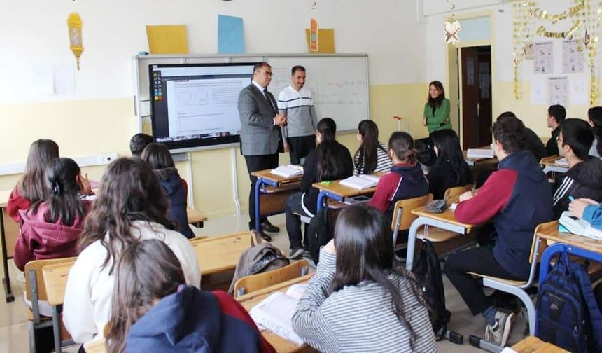 Müdür Nurses, okulları ziyaret etti, öğrencilerle buluştu