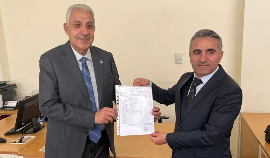 Van Şoförler ve Otomobilciler Odası Başkanı Faruk Alpaslan mazbatasını aldı