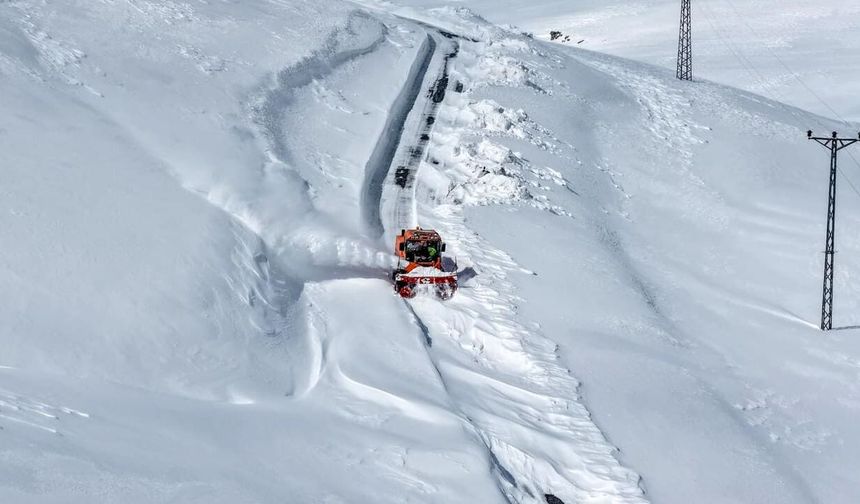 Van’da belediyenin karla mücadelesi sürüyor