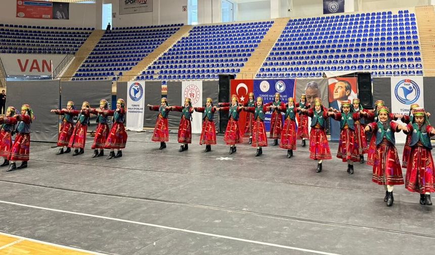 Van’da halk oyunları yarışmasında birincilik Büyükşehir’in