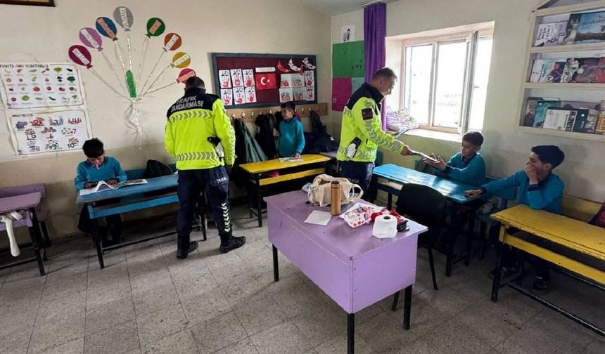 Van’da ilkokul öğrencilerine trafik eğitimi verildi!
