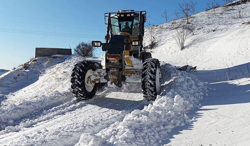 Van’da karla mücadele sürüyor: 34 yerleşim yerinin yolu kapalı