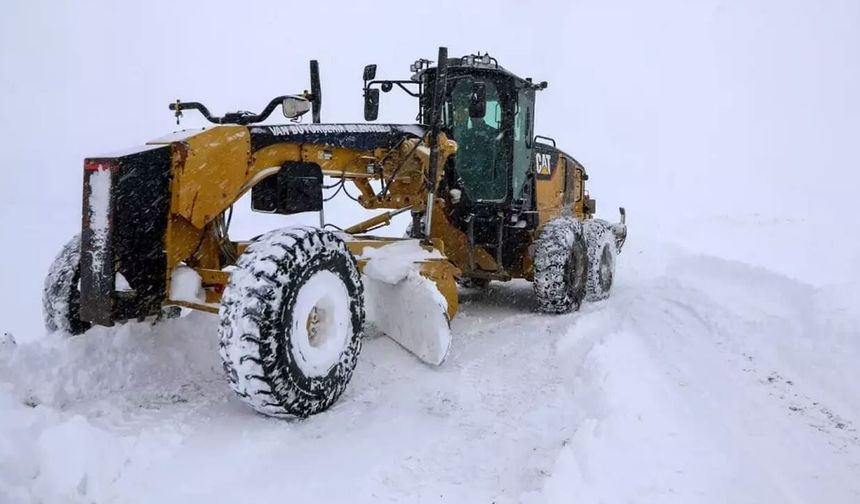 Van’da karla mücadele sürüyor: 40 yerleşim yerinin yolu kapalı