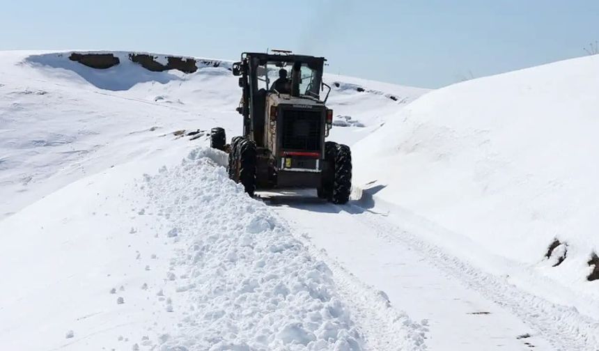 Van’da karla mücadele sürüyor: 42 yerleşim yerinin yolu kapalı