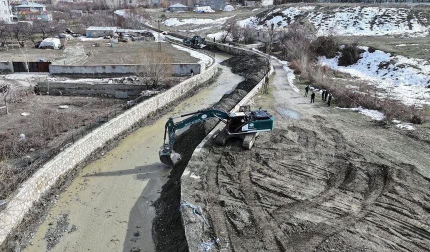 Van’da taşkın riskine karşı 30’a yakın iş makinesi sahada