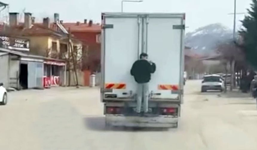 Van’da tehlikeli yolculuk! Kamyonun arkasında canını hiçe saydı