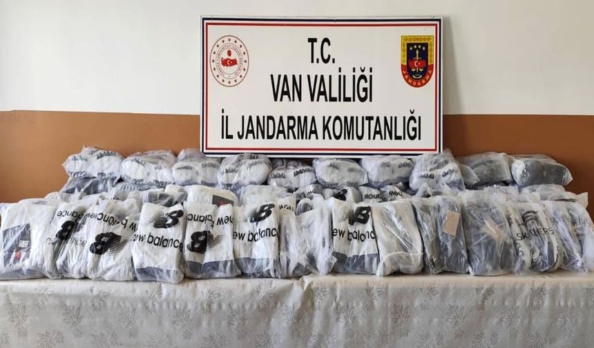 Başkale’de 400 bin TL’lik kaçak eşya ele geçirildi