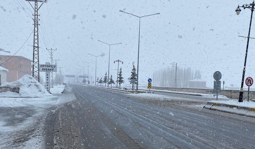 Çaldıran güne kar yağışıyla uyandı!