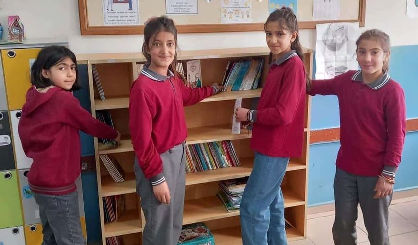 Edremit’te ‘bir kitap da benden olsun’ projesine destekler sürüyor