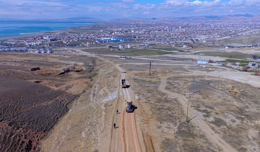 Edremit’te yol yapım çalışmaları sürüyor