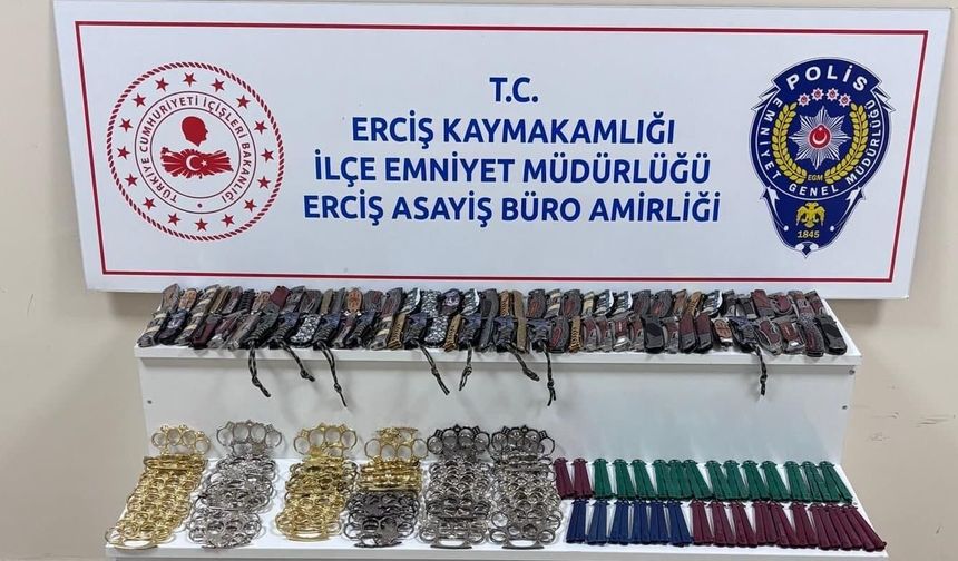 Van'da iki ayrı iş yerine şok baskın! Çok sayıda bıçak ve muşta ele geçirildi