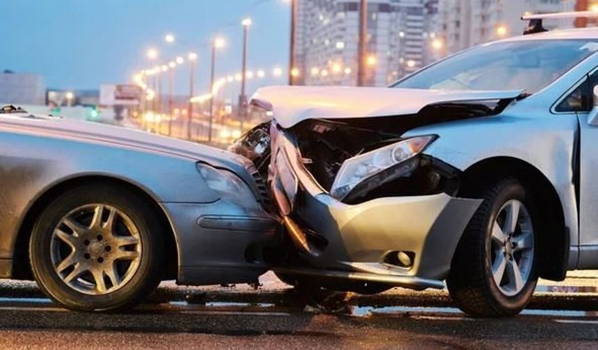 Kamyon ile otomobil çarpıştı: Ölü ve yaralılar var!