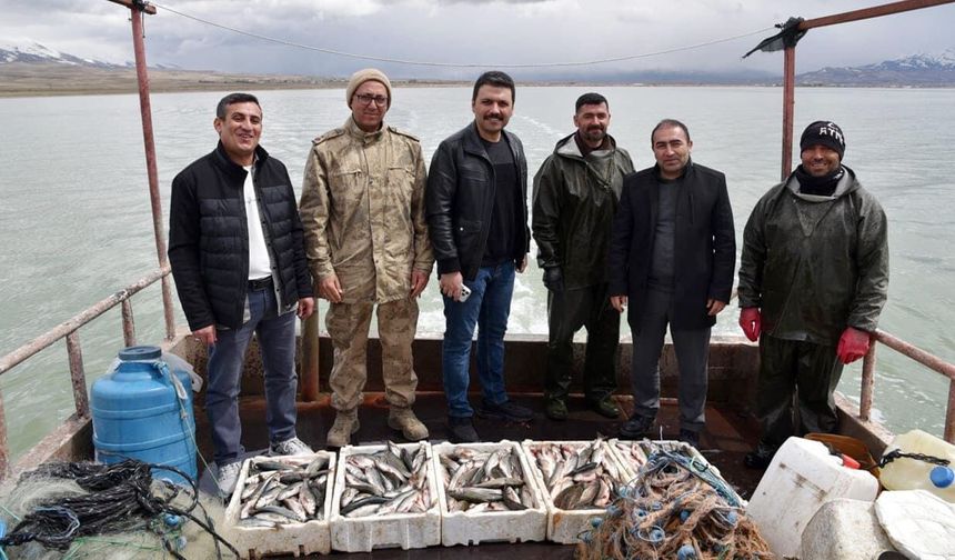 Kaymakam Gilan’dan Erçek Gölü’nde balıkçılara ziyaret