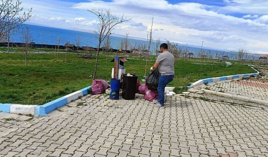 Mavi Bayraklı Halk Plajı’nda temizlik çalışması