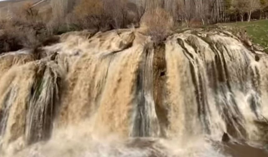 Muradiye Şelalesi yağışlarla birlikte coştu