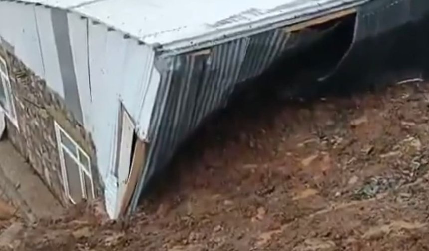 Van Bahçesaray'da çok sayıda ev boşaltıldı