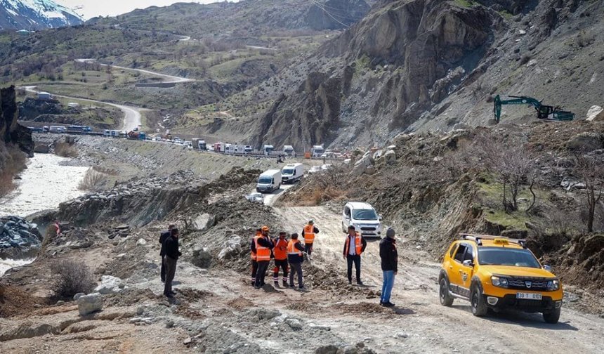 Van-Hakkâri karayolunda risk devam ediyor