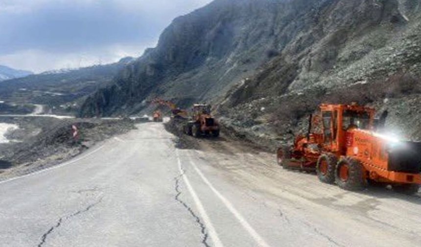 Van-Hakkari yolunda meydana gelen heyelan sonrası açıklama